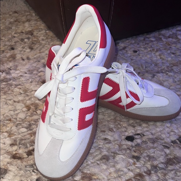 Back 70 White and Red Men's Sneakers (41) - Picture 3 of 10